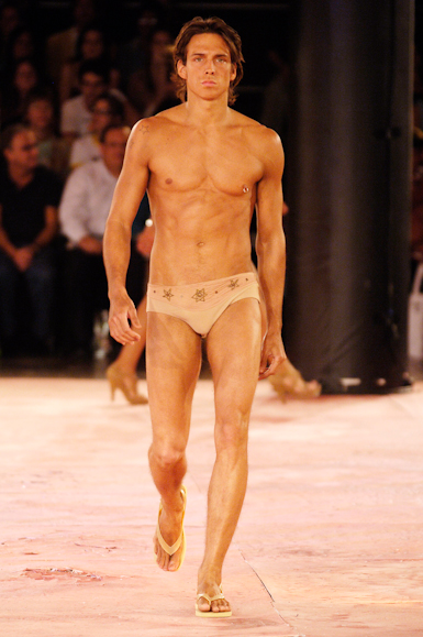 desfiles-rosacha-saopauloverao2006rtw-114