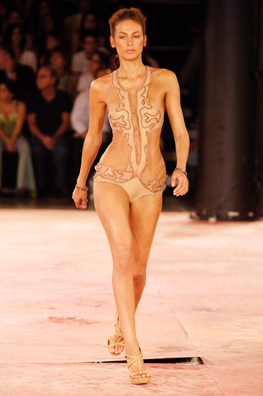 desfiles-rosacha-saopauloverao2006rtw-116