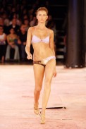 desfiles-rosacha-saopauloverao2006rtw-125