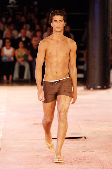 desfiles-rosacha-saopauloverao2006rtw-126