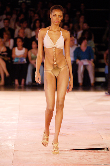 desfiles-rosacha-saopauloverao2006rtw-131