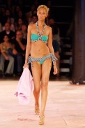 desfiles-rosacha-saopauloverao2006rtw-135
