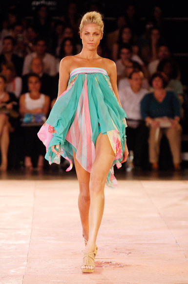 desfiles-rosacha-saopauloverao2006rtw-136