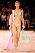 desfiles-rosacha-saopauloverao2006rtw-137