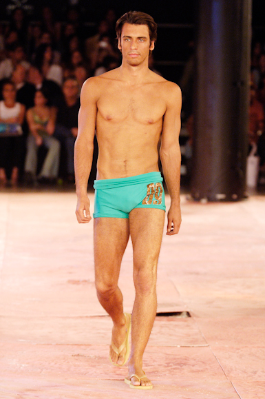 desfiles-rosacha-saopauloverao2006rtw-141