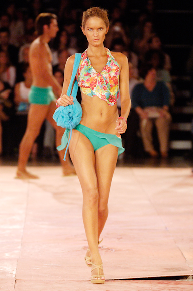 desfiles-rosacha-saopauloverao2006rtw-143