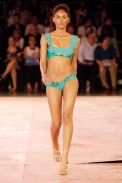 desfiles-rosacha-saopauloverao2006rtw-147