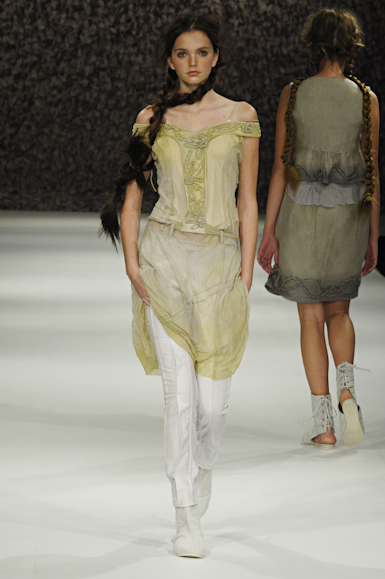 desfiles-melkzda-rioinverno2006rtw-114
