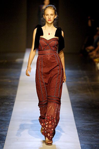 desfiles-gisellenasser-saopauloinverno2006rtw-115