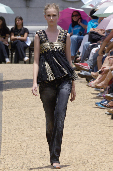 desfiles-cavalera-saopauloinverno2006rtw-129