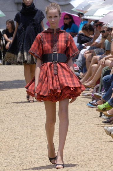 desfiles-cavalera-saopauloinverno2006rtw-130