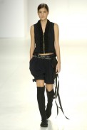 desfiles-gloriacoelho-saopauloinverno2006rtw-115
