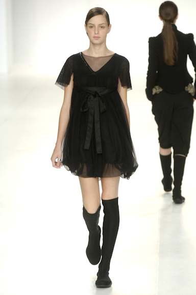 desfiles-gloriacoelho-saopauloinverno2006rtw-132