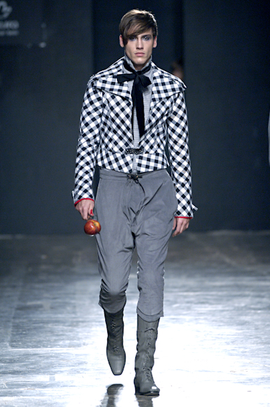 desfiles-karllagirotto-saopauloinverno2006rtw-107