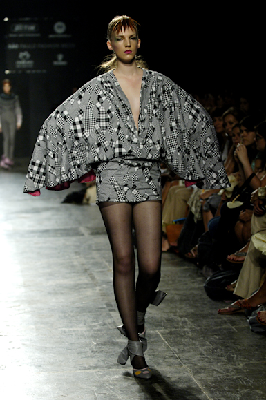 desfiles-karllagirotto-saopauloinverno2006rtw-121