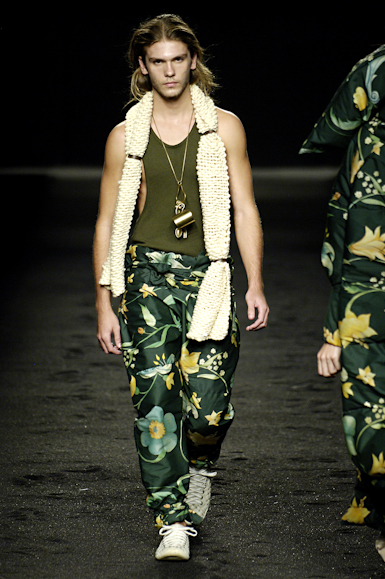 desfiles-osklen-saopauloinverno2006rtw-112