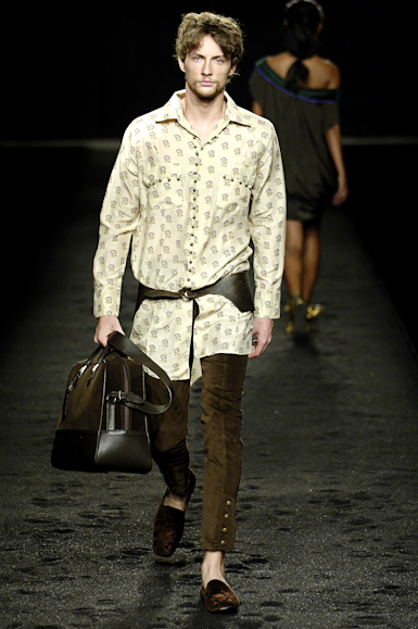 desfiles-osklen-saopauloinverno2006rtw-122