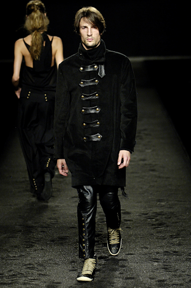 desfiles-osklen-saopauloinverno2006rtw-130