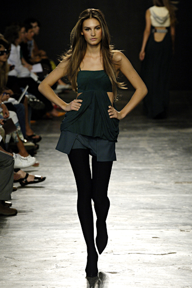 desfiles-raiadegoeye-saopauloinverno2006rtw-104