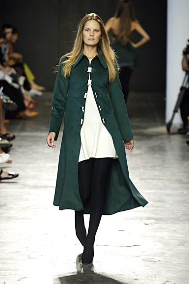 desfiles-raiadegoeye-saopauloinverno2006rtw-105