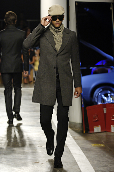 desfiles-ricardoalmeida-saopauloinverno2006rtw-102