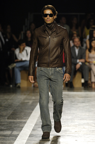 desfiles-ricardoalmeida-saopauloinverno2006rtw-103