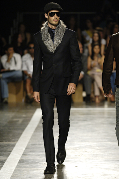 desfiles-ricardoalmeida-saopauloinverno2006rtw-105