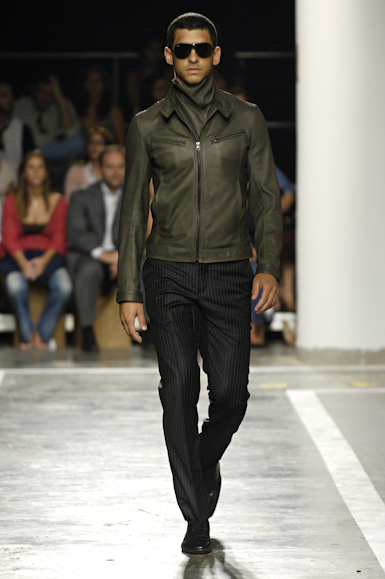 desfiles-ricardoalmeida-saopauloinverno2006rtw-117