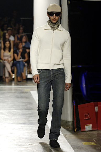 desfiles-ricardoalmeida-saopauloinverno2006rtw-119