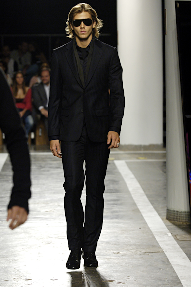 desfiles-ricardoalmeida-saopauloinverno2006rtw-123