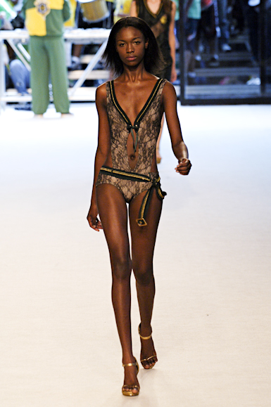 desfiles-rosacha-saopauloinverno2006rtw-122
