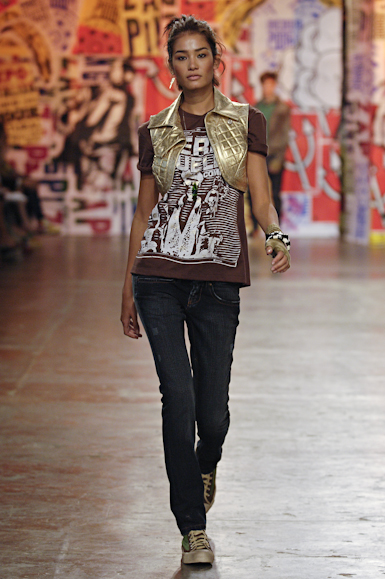 desfiles-zapping-saopauloinverno2006rtw-104