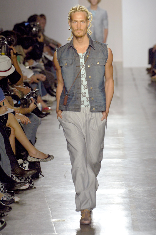 desfile-alexandreherchcovichmen-saopauloverao2007rtw-105