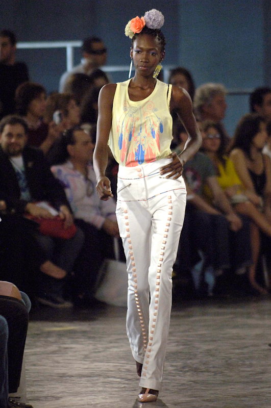 desfile-fabiabercsek-saopauloverao2007rtw-100