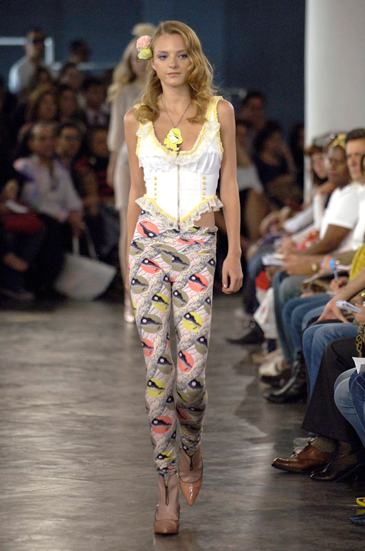 desfile-fabiabercsek-saopauloverao2007rtw-105