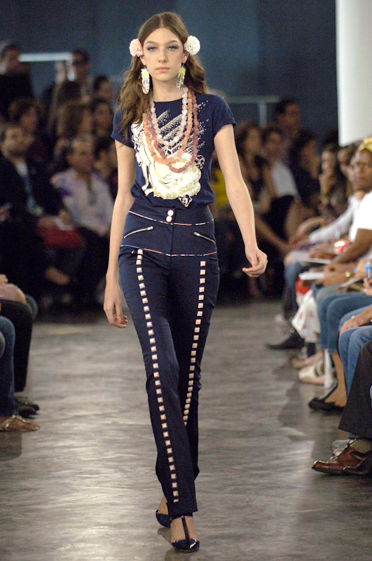 desfile-fabiabercsek-saopauloverao2007rtw-111