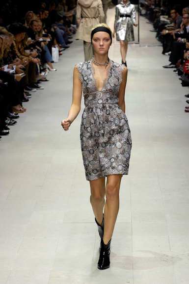 desfiles-burberry-milaoverao2007rtw-106