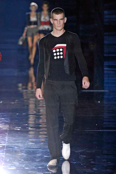 desfiles-emporioarmani-londresverao2007rtw-109