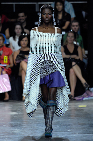 desfiles-erikaikezili-saopauloinverno2007rtw-100