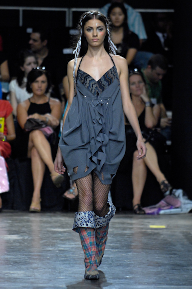 desfiles-erikaikezili-saopauloinverno2007rtw-106