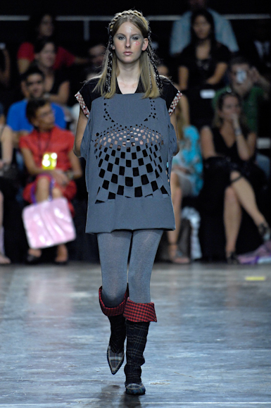 desfiles-erikaikezili-saopauloinverno2007rtw-111