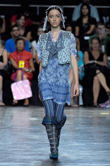 desfiles-erikaikezili-saopauloinverno2007rtw-115