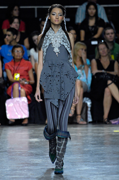 desfiles-erikaikezili-saopauloinverno2007rtw-121