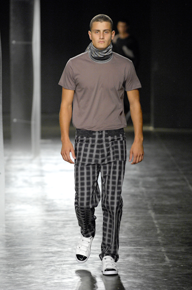 desfiles-lorenzomerlino-saopauloinverno2007rtw-105