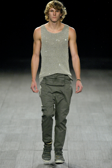 desfiles-osklen-saopauloinverno2007rtw-126
