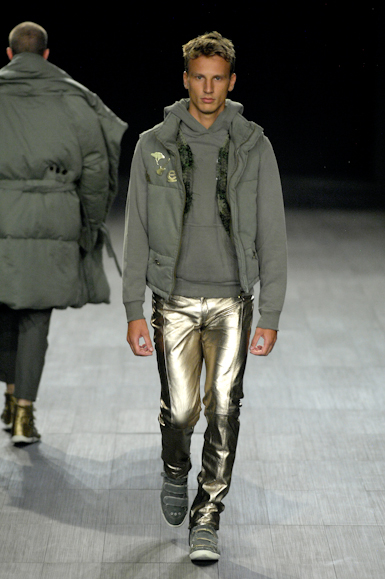 desfiles-osklen-saopauloinverno2007rtw-129