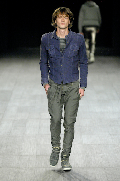 desfiles-osklen-saopauloinverno2007rtw-130