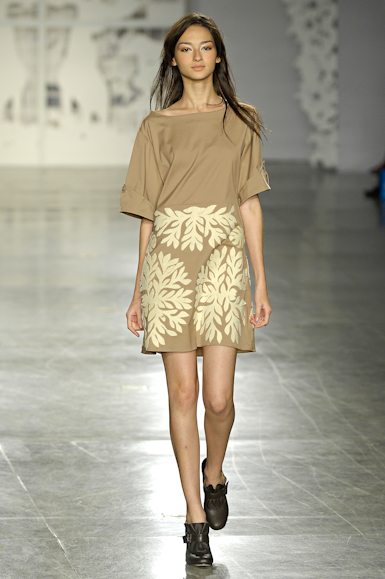 desfiles-simonenunes-saopauloinverno2007rtw-100