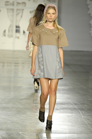 desfiles-simonenunes-saopauloinverno2007rtw-101