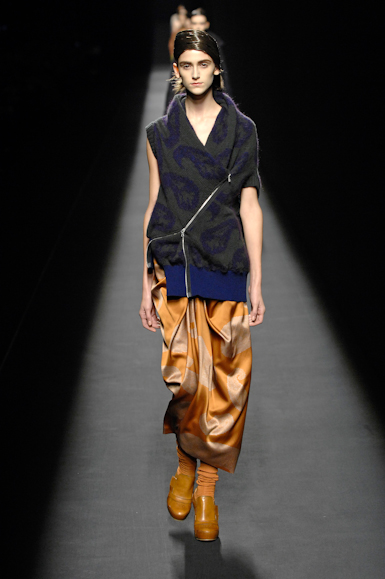 desfiles-driesvannoten-parisinverno2007rtw-143